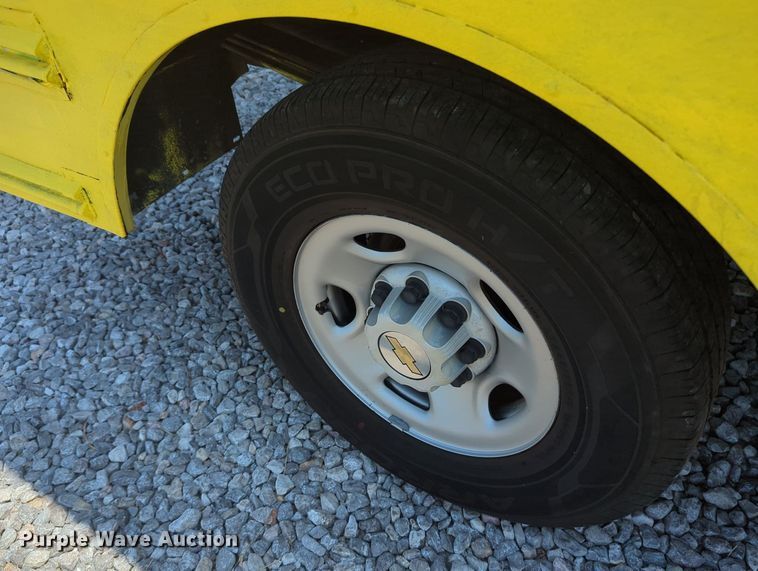 image for item MX9331 2004 Chevrolet Express G3500  school bus