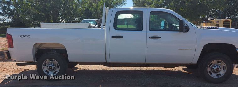 image for item MY9358 2011 Chevrolet Silverado 2500HD  Crew Cab pickup truck