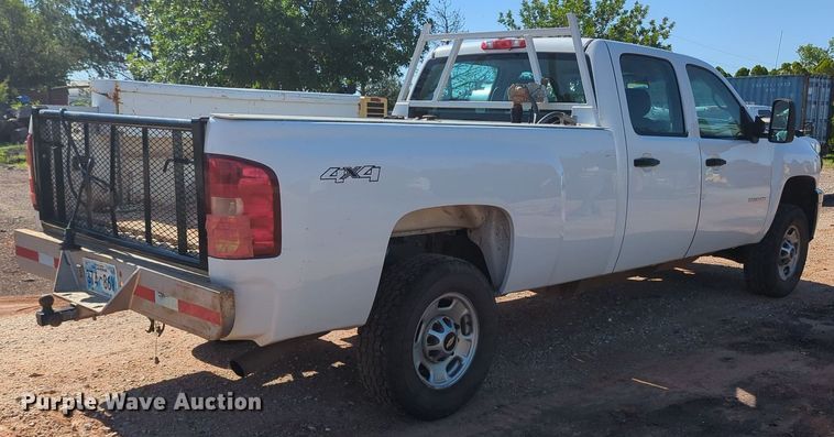image for item MY9358 2011 Chevrolet Silverado 2500HD  Crew Cab pickup truck