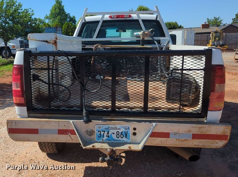 image for item MY9358 2011 Chevrolet Silverado 2500HD  Crew Cab pickup truck