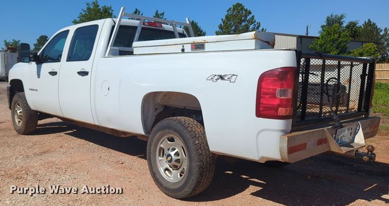 image for item MY9358 2011 Chevrolet Silverado 2500HD  Crew Cab pickup truck