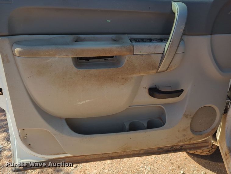 image for item MY9358 2011 Chevrolet Silverado 2500HD  Crew Cab pickup truck