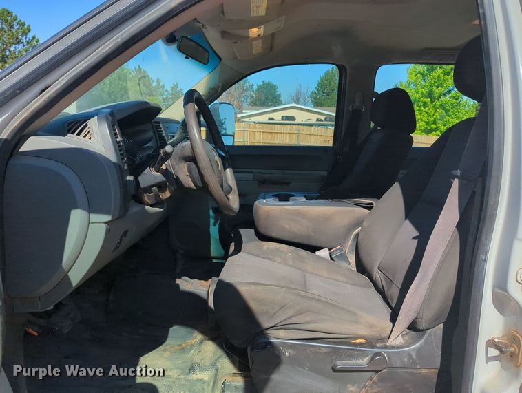 image for item MY9358 2011 Chevrolet Silverado 2500HD  Crew Cab pickup truck