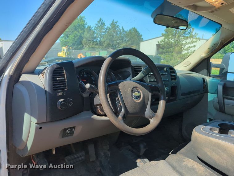 image for item MY9358 2011 Chevrolet Silverado 2500HD  Crew Cab pickup truck