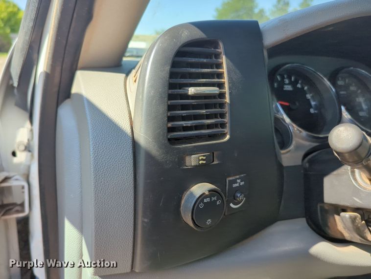 image for item MY9358 2011 Chevrolet Silverado 2500HD  Crew Cab pickup truck