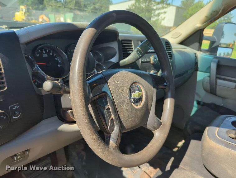 image for item MY9358 2011 Chevrolet Silverado 2500HD  Crew Cab pickup truck