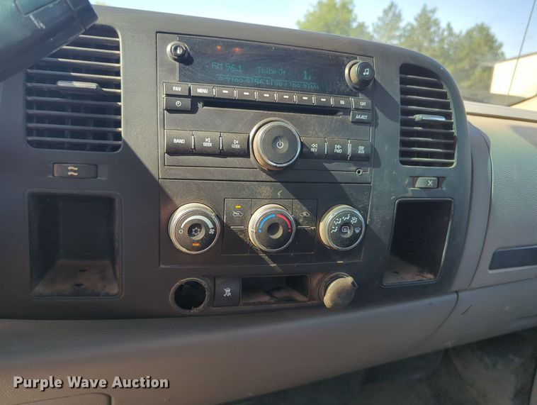 image for item MY9358 2011 Chevrolet Silverado 2500HD  Crew Cab pickup truck