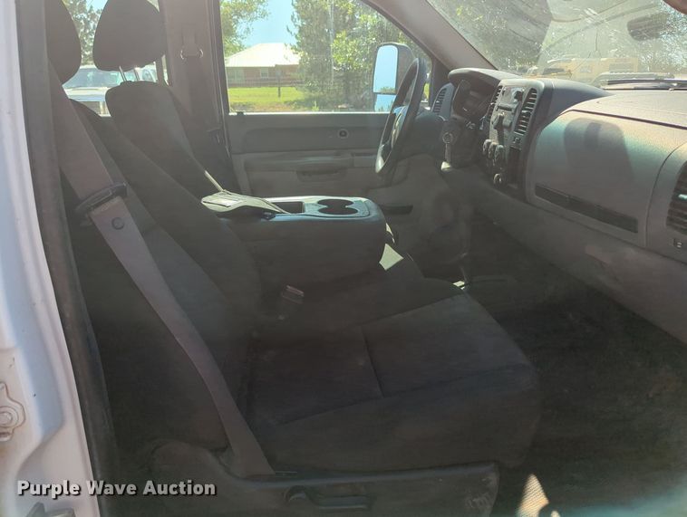 image for item MY9358 2011 Chevrolet Silverado 2500HD  Crew Cab pickup truck