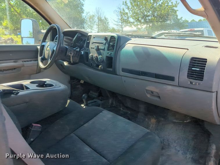 image for item MY9358 2011 Chevrolet Silverado 2500HD  Crew Cab pickup truck