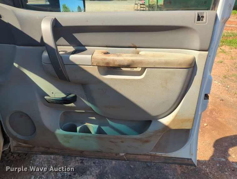 image for item MY9358 2011 Chevrolet Silverado 2500HD  Crew Cab pickup truck