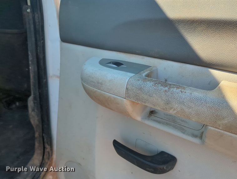 image for item MY9358 2011 Chevrolet Silverado 2500HD  Crew Cab pickup truck