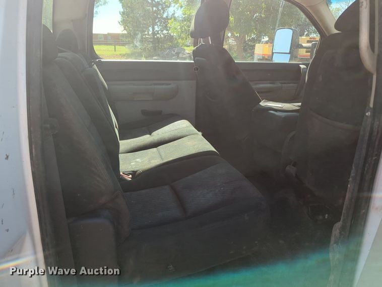 image for item MY9358 2011 Chevrolet Silverado 2500HD  Crew Cab pickup truck