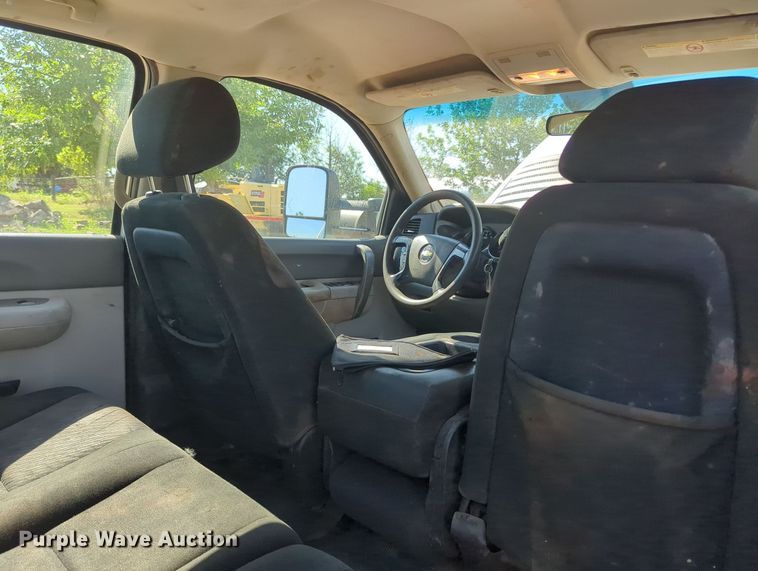 image for item MY9358 2011 Chevrolet Silverado 2500HD  Crew Cab pickup truck