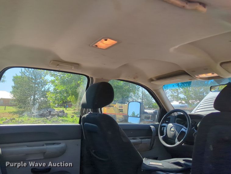 image for item MY9358 2011 Chevrolet Silverado 2500HD  Crew Cab pickup truck