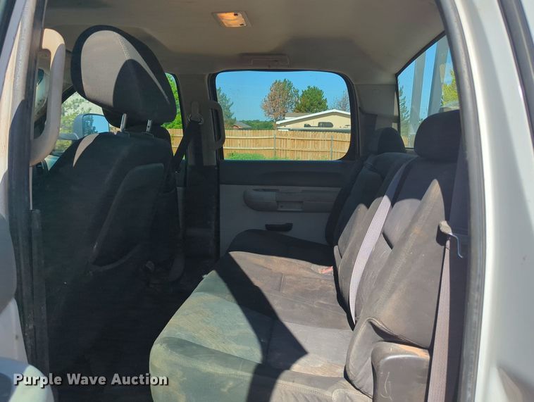 image for item MY9358 2011 Chevrolet Silverado 2500HD  Crew Cab pickup truck