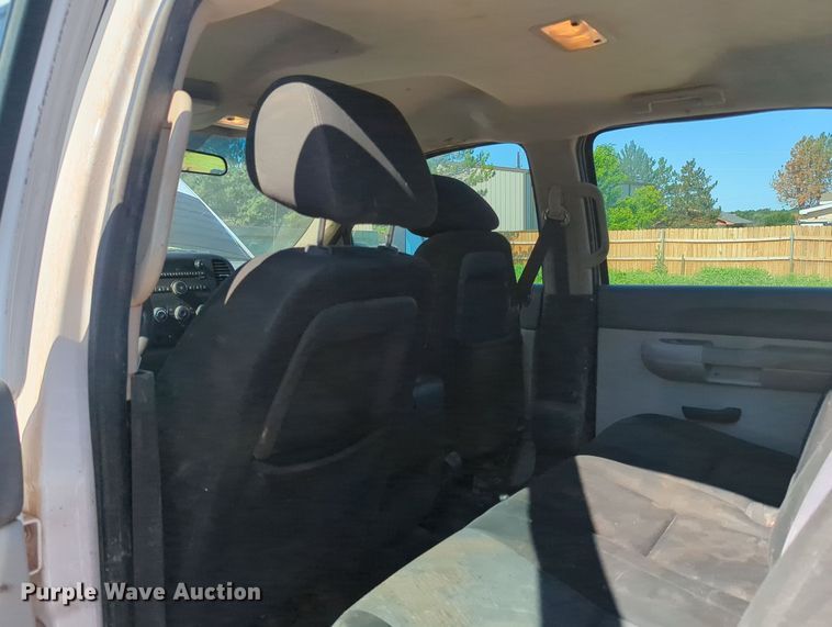 image for item MY9358 2011 Chevrolet Silverado 2500HD  Crew Cab pickup truck