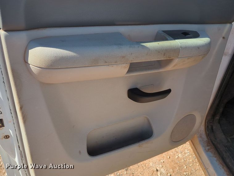 image for item MY9358 2011 Chevrolet Silverado 2500HD  Crew Cab pickup truck