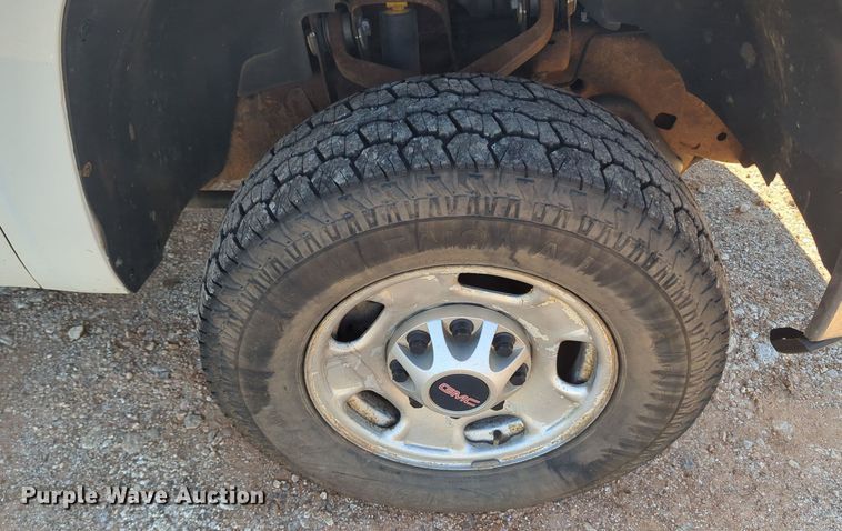 image for item MY9358 2011 Chevrolet Silverado 2500HD  Crew Cab pickup truck