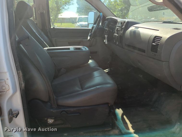 image for item MY9359 2013 GMC Sierra 2500HD  Crew Cab pickup truck