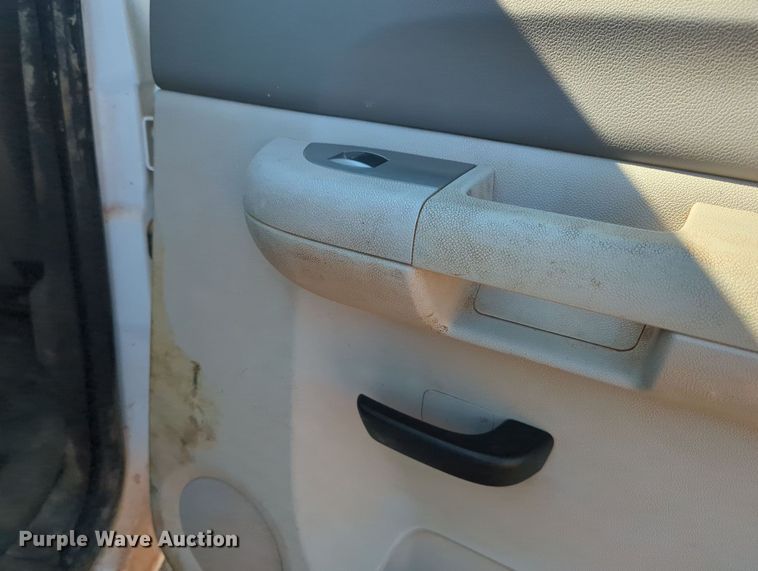 image for item MY9359 2013 GMC Sierra 2500HD  Crew Cab pickup truck