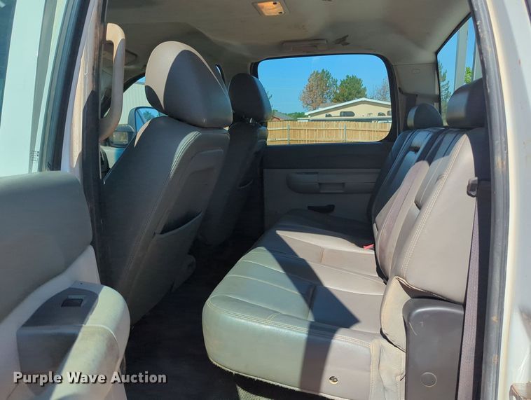 image for item MY9359 2013 GMC Sierra 2500HD  Crew Cab pickup truck