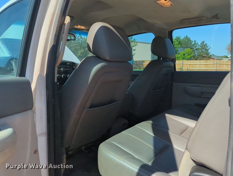 image for item MY9359 2013 GMC Sierra 2500HD  Crew Cab pickup truck