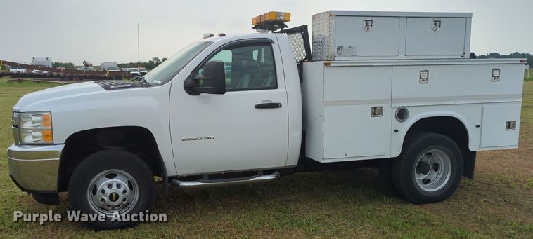 image for item MY9372 2011 Chevrolet 3500HD  utility bed pickup truck