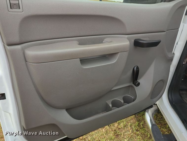 image for item MY9372 2011 Chevrolet 3500HD  utility bed pickup truck