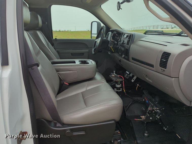 image for item MY9372 2011 Chevrolet 3500HD  utility bed pickup truck