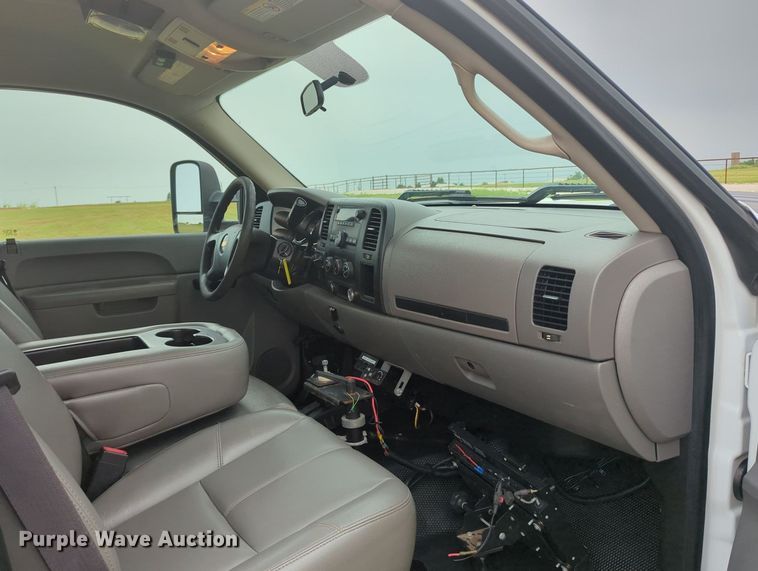 image for item MY9372 2011 Chevrolet 3500HD  utility bed pickup truck