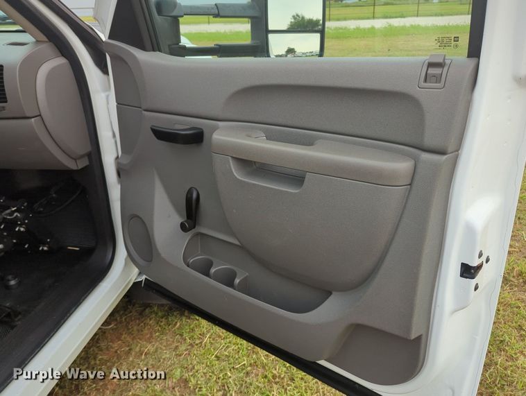 image for item MY9372 2011 Chevrolet 3500HD  utility bed pickup truck