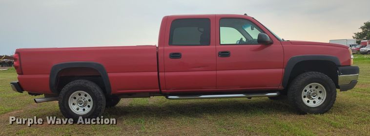 image for item MY9375 2003 Chevrolet Silverado 2500HD  Crew Cab pickup truck