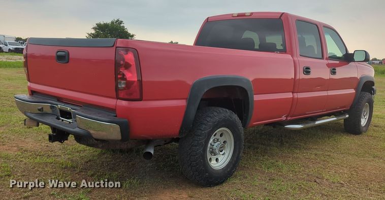 image for item MY9375 2003 Chevrolet Silverado 2500HD  Crew Cab pickup truck