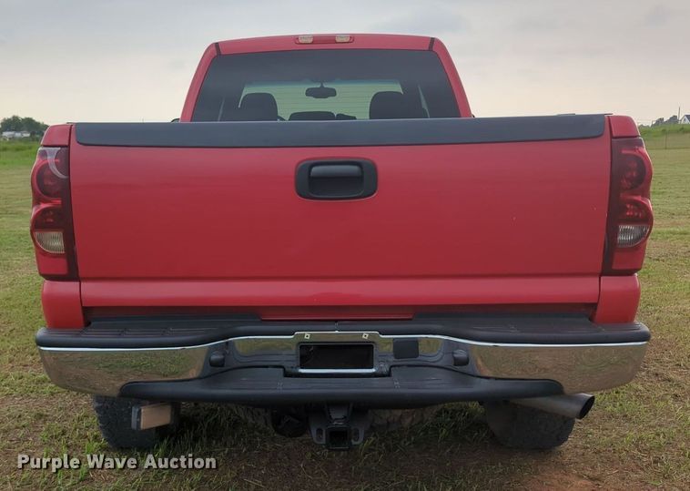image for item MY9375 2003 Chevrolet Silverado 2500HD  Crew Cab pickup truck