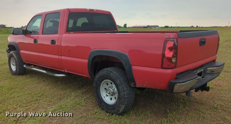 image for item MY9375 2003 Chevrolet Silverado 2500HD  Crew Cab pickup truck