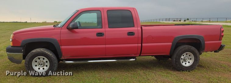 image for item MY9375 2003 Chevrolet Silverado 2500HD  Crew Cab pickup truck