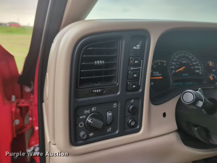 image for item MY9375 2003 Chevrolet Silverado 2500HD  Crew Cab pickup truck