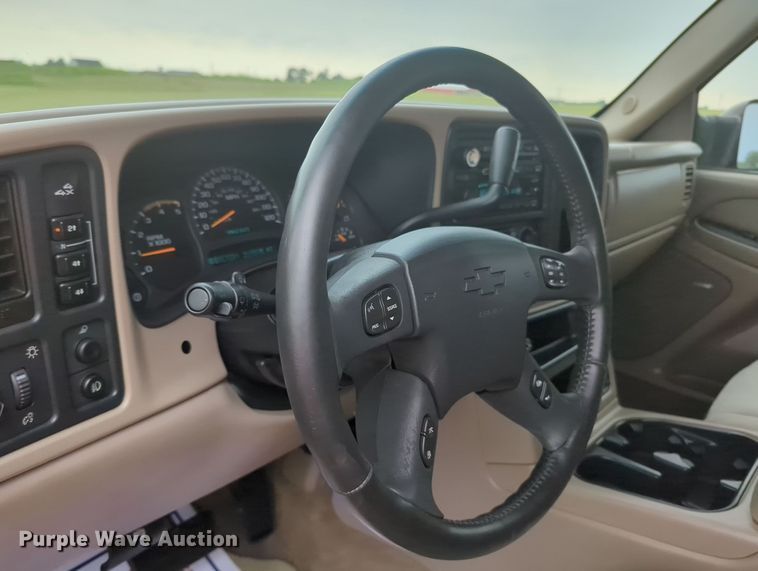 image for item MY9375 2003 Chevrolet Silverado 2500HD  Crew Cab pickup truck