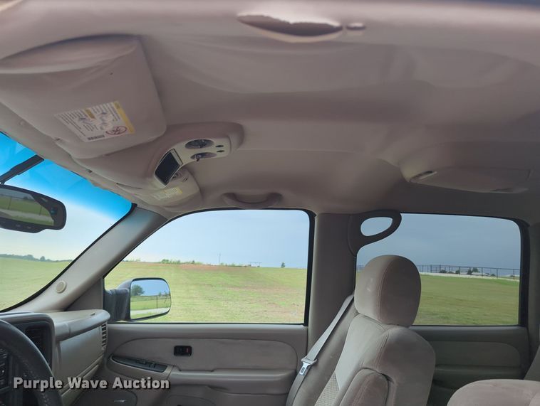 image for item MY9375 2003 Chevrolet Silverado 2500HD  Crew Cab pickup truck