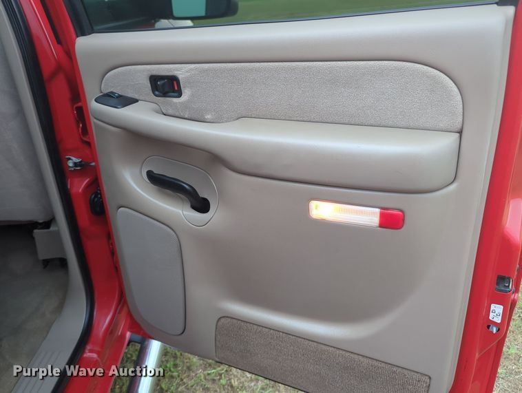 image for item MY9375 2003 Chevrolet Silverado 2500HD  Crew Cab pickup truck