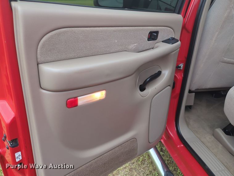 image for item MY9375 2003 Chevrolet Silverado 2500HD  Crew Cab pickup truck