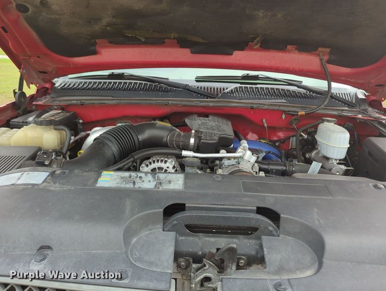 image for item MY9375 2003 Chevrolet Silverado 2500HD  Crew Cab pickup truck