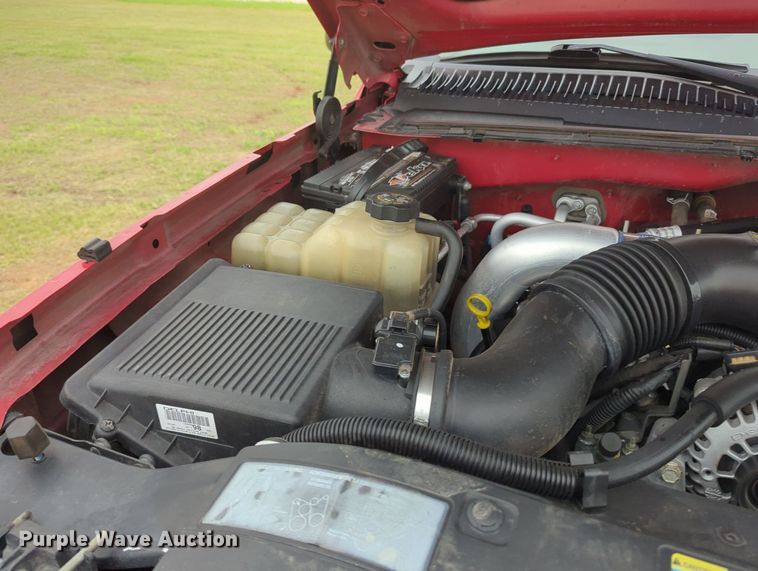 image for item MY9375 2003 Chevrolet Silverado 2500HD  Crew Cab pickup truck