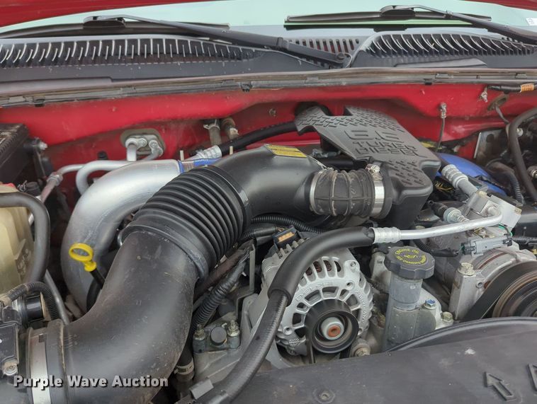 image for item MY9375 2003 Chevrolet Silverado 2500HD  Crew Cab pickup truck