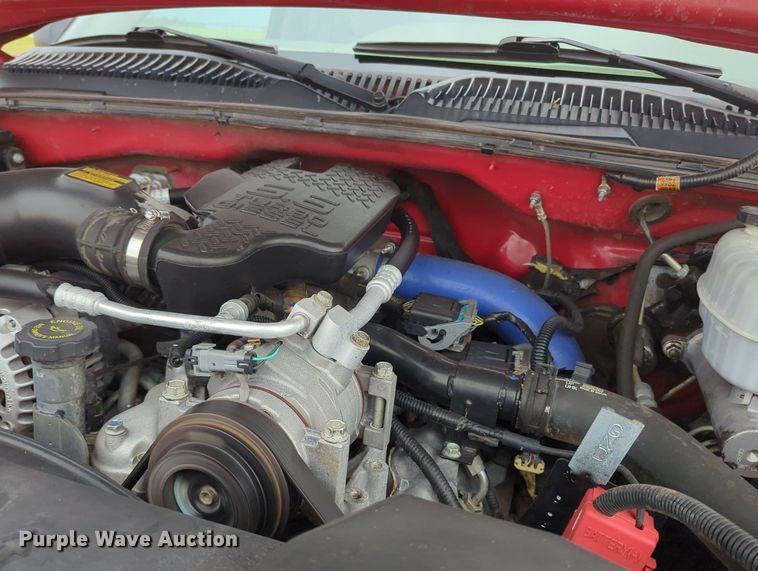 image for item MY9375 2003 Chevrolet Silverado 2500HD  Crew Cab pickup truck