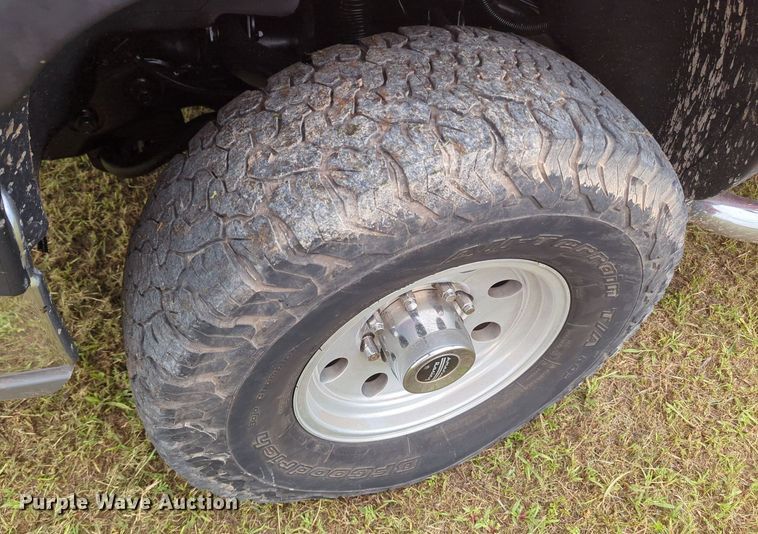 image for item MY9375 2003 Chevrolet Silverado 2500HD  Crew Cab pickup truck