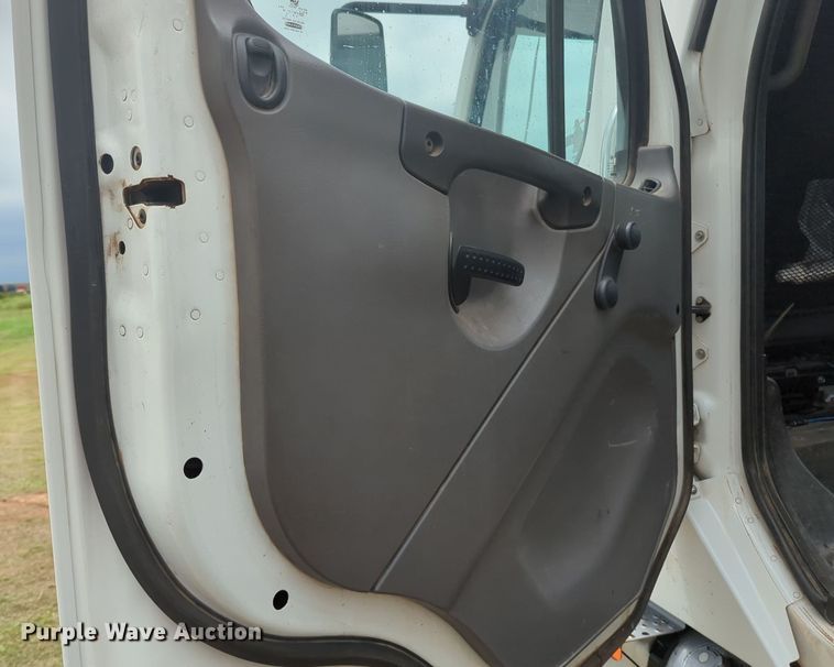 image for item MY9380 2006 Freightliner M2  utility / service truck