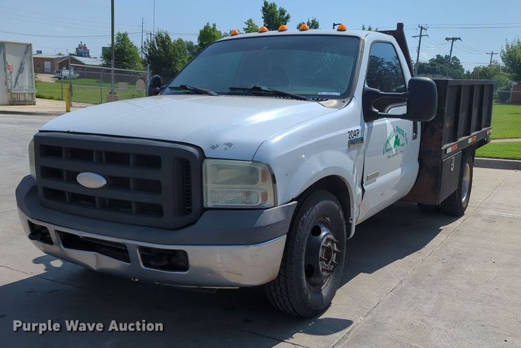 image for item MY9387 2005 Ford F350 Super Duty  flatbed pickup truck