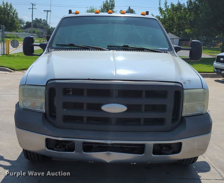 image for item MY9387 2005 Ford F350 Super Duty  flatbed pickup truck