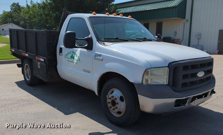 image for item MY9387 2005 Ford F350 Super Duty  flatbed pickup truck